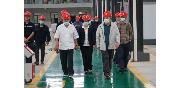 2022-5-10黃學(xué)工等省工信廳總工程師、一級巡視員市工信局姚曉麗局長等領(lǐng)導(dǎo)視察萬眾集團(tuán)